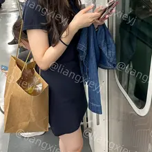气质流美女，穿搭简约却显得很高级，完美的脚型修长的脚趾配上细带凉鞋性感的恰到好处 （完整版更新在门槛群🚪，欢迎各位同好私信加入，主打性价比）