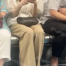 诱惑力拉满的少妇，全程脚丫子不老实，脚趾一翘一翘的动作甚至像在挑逗身边的大爷一样，性感的不行，如此难得一遇的少妇，想记录下她所有的搔首弄姿 （完整视频图片发在…
