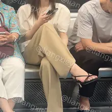 诱惑力拉满的少妇，全程脚丫子不老实，脚趾一翘一翘的动作甚至像在挑逗身边的大爷一样，性感的不行，如此难得一遇的少妇，想记录下她所有的搔首弄姿 （完整视频图片发在…