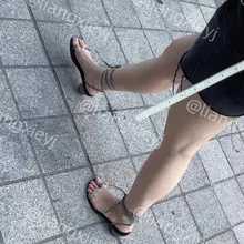 又酷又性感的美女，上下半身的穿搭很反差，绑带凉鞋和美脚太吸引人了，一路跟拍，脚上的每一个动作都不想错过 （完整版在门槛群🚪更新，欢迎同好私信加入，性价比优）…