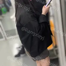 又酷又性感的美女，上下半身的穿搭很反差，绑带凉鞋和美脚太吸引人了，一路跟拍，脚上的每一个动作都不想错过 （完整版在门槛群🚪更新，欢迎同好私信加入，性价比优）…