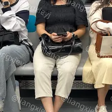 脚丫子不老实的妹子，凉拖挑啊挑的，看着很吸引人，朴素的穿搭之下有这么一双小骚脚也是亮点了 （完整视频图片在门槛群🚪更新，欢迎同好私信加入，冬季不断更，性价比优…
