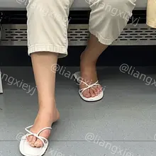 脚丫子不老实的妹子，凉拖挑啊挑的，看着很吸引人，朴素的穿搭之下有这么一双小骚脚也是亮点了 （完整视频图片在门槛群🚪更新，欢迎同好私信加入，冬季不断更，性价比优…