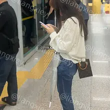气质美女性感的凉鞋牛仔裤搭配，翘起的二郎腿正好在镜头前展示出自己的美脚，美甲做的也闪闪发光，值得细细品味 （完整版在门槛群🚪更新，欢迎同好私信加入，冬季不断更…