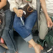 气质美女性感的凉鞋牛仔裤搭配，翘起的二郎腿正好在镜头前展示出自己的美脚，美甲做的也闪闪发光，值得细细品味 （完整版在门槛群🚪更新，欢迎同好私信加入，冬季不断更…
