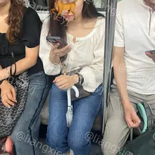 气质美女性感的凉鞋牛仔裤搭配，翘起的二郎腿正好在镜头前展示出自己的美脚，美甲做的也闪闪发光，值得细细品味 （完整版在门槛群🚪更新，欢迎同好私信加入，冬季不断更…