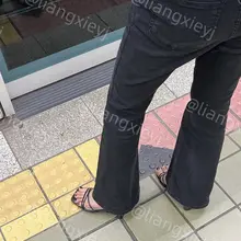 深色系高颜值气质美女，美女长相标致，连美甲也是黑色的，一整个冷艳，美脚穿着细带凉鞋甚是性感 （完整版在门槛群🚪更新，欢迎同好私信加入，冬季不断更，性价比优）…
