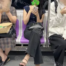 深色系高颜值气质美女，美女长相标致，连美甲也是黑色的，一整个冷艳，美脚穿着细带凉鞋甚是性感 （完整版在门槛群🚪更新，欢迎同好私信加入，冬季不断更，性价比优）…
