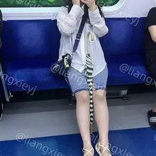 妹子你脚伸的挺长喔，方便让我拍是吧，脚丫子很饱满，看起来也很自信的 （完整视频图片在门槛群🚪更新，欢迎私信加入，冬季不断更，主打性价比） #街拍 #凉鞋 #裸…