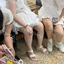 清纯高中生凉鞋妹子，微胖身材皮肤又白又嫩，可爱的脚丫子穿着凉鞋很有魅力 （门槛群🚪持续更新，欢迎同好私信加入，冬季不停更，性价比优） #街拍 #美脚 #玉足…
