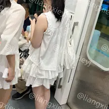 清纯高中生凉鞋妹子，微胖身材皮肤又白又嫩，可爱的脚丫子穿着凉鞋很有魅力 （门槛群🚪持续更新，欢迎同好私信加入，冬季不停更，性价比优） #街拍 #美脚 #玉足…