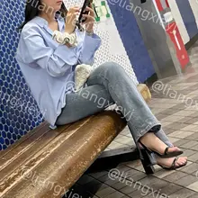 一字带yyds，美女朴素的穿搭，却因为一双美脚踩着一字带凉鞋而显得格外知性又性感，很吸睛的美脚，教科书级别的韩系氛围感穿搭 （门槛群🚪持续更新中，欢迎同好私信…