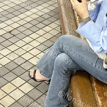 一字带yyds，美女朴素的穿搭，却因为一双美脚踩着一字带凉鞋而显得格外知性又性感，很吸睛的美脚，教科书级别的韩系氛围感穿搭 （门槛群🚪持续更新中，欢迎同好私信…