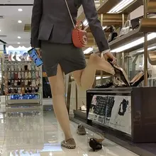 职业装美女买鞋，脚底痕迹黑黑的，味道应该很重