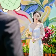 又是一头奶牛人妻，可惜身长不够，属于娇小型奶牛，直接穿着露奶子露奶沟的婚纱拍照，被围观群众看着自己的大奶子就忍不住发情，白裙下的骚黑穴流着黄汤淫水，黑屁眼也一…
