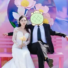 又是一头奶牛人妻，可惜身长不够，属于娇小型奶牛，直接穿着露奶子露奶沟的婚纱拍照，被围观群众看着自己的大奶子就忍不住发情，白裙下的骚黑穴流着黄汤淫水，黑屁眼也一…