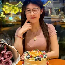 极致骚货大奶牛小学语文老师赵西，眼镜一戴标准的反差母狗，眼镜骚脸真想让人用精液给她敷面膜。极品大奶子是她的晋升利器，拍照都要露出奶罩痕迹生怕领导看不见。肥臀和…