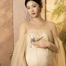 【孕猪】 骚屄母狗马悦去年2月结婚一年后就怀种，看来这一年里不仅被废物男友小鸡巴灌精而且被大家一起轮奸玩弄。捧着大肚子一脸淫样拍孕照时黑骚屄早就流满淫水，真想…