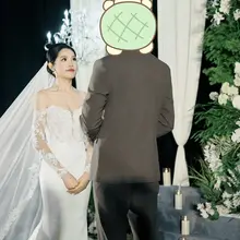 【母狗婚纱】 骚屄大奶牛露着奶沟参加自己的婚礼，向宾客亲人展示自己发情的肥乳一脸媚色盯着自己的绿乌龟老公，殊不知自己的老公已经被锁住鸡巴无法满足奶牛的贱屄，大…