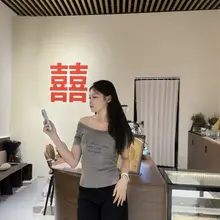 【母狗婚纱】 骚屄大奶牛露着奶沟参加自己的婚礼，向宾客亲人展示自己发情的肥乳一脸媚色盯着自己的绿乌龟老公，殊不知自己的老公已经被锁住鸡巴无法满足奶牛的贱屄，大…