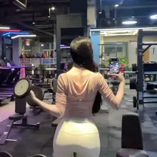 母狗张静仪今天白色瑜伽裤秀出过肩大屁股和粉色大奶子出现在健身房，炎热的夏季里男人们满身大汗围着张静仪，纷纷掏出鸡巴对着母狗的奶子和肥臀开始射精，张静仪也在精液…