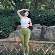 母狗张静仪今天换上绿色瑜伽裤玩公园露出，被白色小背心包裹的36D大奶一颠一颠的抖动，走路扭起来的招牌肥臀勾引男人鸡巴插入，被瑜伽裤深深包裹的极品骚屄形状也被勒…