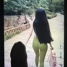 母狗张静仪今天换上绿色瑜伽裤玩公园露出，被白色小背心包裹的36D大奶一颠一颠的抖动，走路扭起来的招牌肥臀勾引男人鸡巴插入，被瑜伽裤深深包裹的极品骚屄形状也被勒…