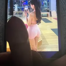 母狗张静仪今天一套粉色运动奶罩运动骚短裤出现在健身房顿时吸引全屋男人的目光，恨不得一拥而上把她扒光就地轮奸，坐在瑜伽球上的大屁股仔细看还能看到清晰的三角内裤的…