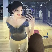 集齐四张母狗张静仪的瑜伽裤，迫不及待掏出还没硬起来的鸡巴怼在这母狗的骚腿上，用鸡巴摩擦她的瑜伽裤大腿捅开她的骚胯露出鲜嫩的小穴将白浊的精液全部灌进张静仪的骚屄…