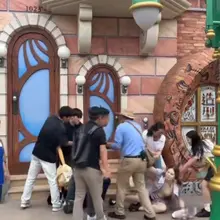 上海迪士尼打架全视角😂打小孩的母猪最后被按在地上撕开衣服两只奶子都露了出来，没想到竟然不穿奶罩，看着蛮肥的小坦克妹奶子竟然不大，不过真是个实战利器，应该当众轮…
