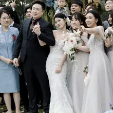 【母狗婚纱】 骚逼母狗马悦结婚典礼，穿上洁白婚纱露着奶沟勾引宾客，骚穴里塞着跳蛋屁眼里插着肛塞，婚礼现场发情趴在地上掰开肥臀展示自己的骚样被主人牵着满地乱爬巡…