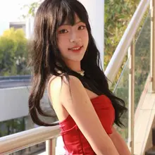 【投稿】 广西炮友周可心，高三骚逼母狗，已经是被许多人操过的公交车校妓，经常穿着暴露、凸显身材，画上浓妆，穿超短裤或丝袜勾引男同学，抓着一对大奶猛烈抽插，叫床…