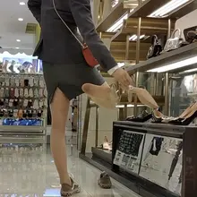 职业装美女买鞋，脚底痕迹黑黑的，味道应该很重