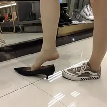 职业装美女买鞋，脚底痕迹黑黑的，味道应该很重