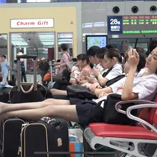 和谐号铁姐休息大厅晾脚