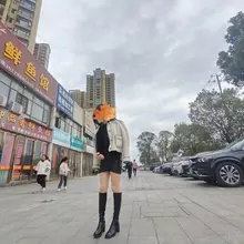小皮裙最近很火，特意给媳妇买了一件……
