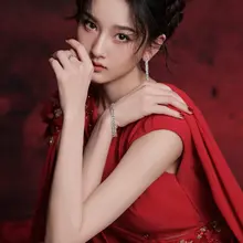 宋祖儿是暗夜玫瑰，美腿玉足穿防水台恨天高高跟凉鞋一眼入魂