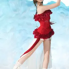 吴宣仪穿红色短裙在台上表演大秀一双纤白的大长腿