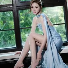 冰雪仙子吴宣仪坐姿曼妙，银跟轻点雕花台阶大秀美腿
