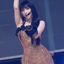 程潇闪耀金裙秀逆天长腿，搭配霸气长靴演绎女王范儿