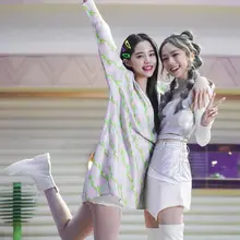 欧阳娜娜和邓紫棋合照，娜娜少女腿抢镜