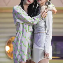 欧阳娜娜和邓紫棋合照，娜娜少女腿抢镜