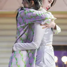 欧阳娜娜和邓紫棋合照，娜娜少女腿抢镜