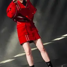 紫棋红色战袍配绝美长腿，高跟战靴燃爆舞台气场全开！