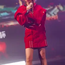 紫棋红色战袍配绝美长腿，高跟战靴燃爆舞台气场全开！