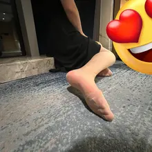 虽然是10块钱的丝袜，但是快乐无价。丝控的乐趣就在于此。
