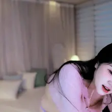 美丽女性在床上展示舒适的休息时刻，淡粉色衣服和奥运会徽章让人感到愉悦 #淫妻 #良家 #素人 #反差 #白虎
