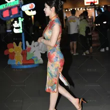 美丽的女性穿着花卉裙，手提包，展现自信的气质 #少妇 #玉足 #拖鞋 #高跟鞋 #美甲 #女大学生 #街拍