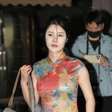美丽的女性穿着花卉裙，手提包，展现自信的气质 #少妇 #玉足 #拖鞋 #高跟鞋 #美甲 #女大学生 #街拍