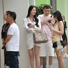 团队中的小姐姐，手持手机，平底拖鞋玉足，展现活力团队精神 #小姐姐 #玉足 #平底拖鞋 #团队精神 #手机 #街拍